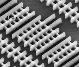 Изображение в растровом электронном микроскопе системы электродов для объемных транзисторов, сформированной с помощью нанопечати с проектно-технологической нормой 22 нм на фирме "Интел"